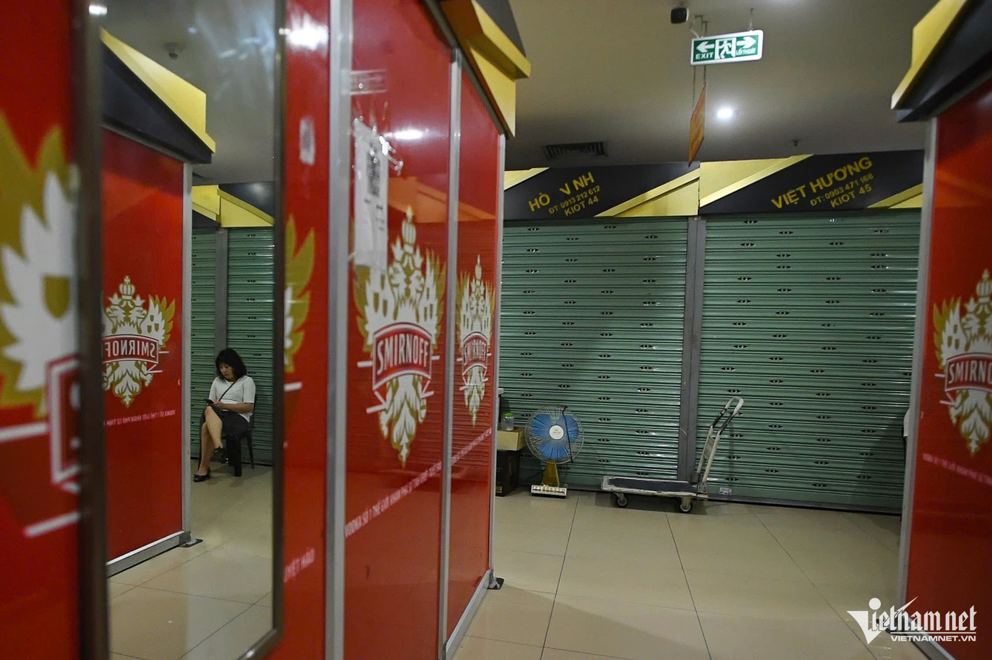 Tầng 1 khu chợ bán mặt hàng thời trang như quần áo, giày dép, đóng cửa đã mấy ngày nay. Nhân viên bảo vệ cho biết, khu này trước đây không đến nỗi vắng vẻ như hiện tại. "Thời gian gần đây, tiểu thương thường xuyên mở hàng muộn, có hôm nghỉ bán", ông nói. Tầng 1 khu chợ bán mặt hàng thời trang như quần áo, giày dép, đóng cửa đã mấy ngày nay. Nhân viên bảo vệ cho biết, khu này trước đây không đến nỗi vắng vẻ như hiện tại. "Thời gian gần đây, tiểu thương thường xuyên mở hàng muộn, có hôm nghỉ bán", ông nói.