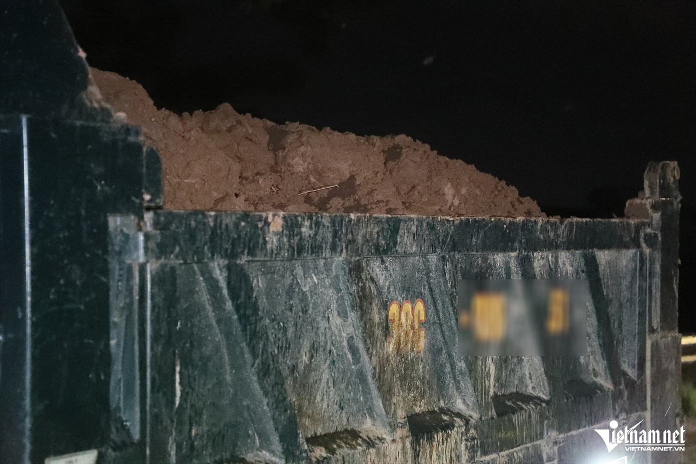 Cũng vi phạm lỗi tương tự, tài xế T.L. (trú tại Thanh Oai, Hà Nội) điều khiển xe tải mang BKS tỉnh Hà Tĩnh bị Tổ CSGT dừng xe kiểm tra ở gần nút giao đường trục phía nam - đường Sông Ái.