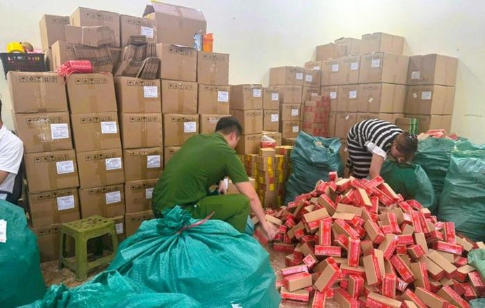 Công an kiểm tra kho hàng của Công ty TNHH Hải Bé. Ảnh: Công an Ninh Bình