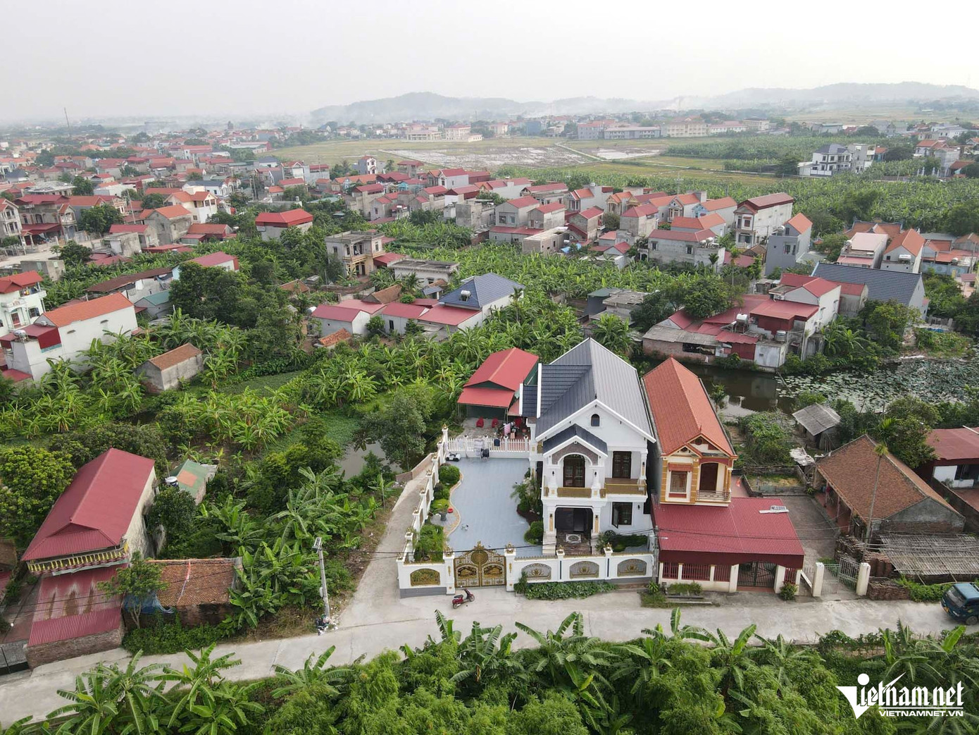 Theo ghi nhận của phóng viên VietNamNet vào chiều 26/6, căn nhà của đối tượng cầm đầu nhóm lừa đảo xuyên quốc gia tọa lạc tại thôn Chi Nhị, xã Song Giang, huyện Gia Bình, tỉnh Bắc Ninh, nổi bật bởi quy mô và thiết kế sang trọng.