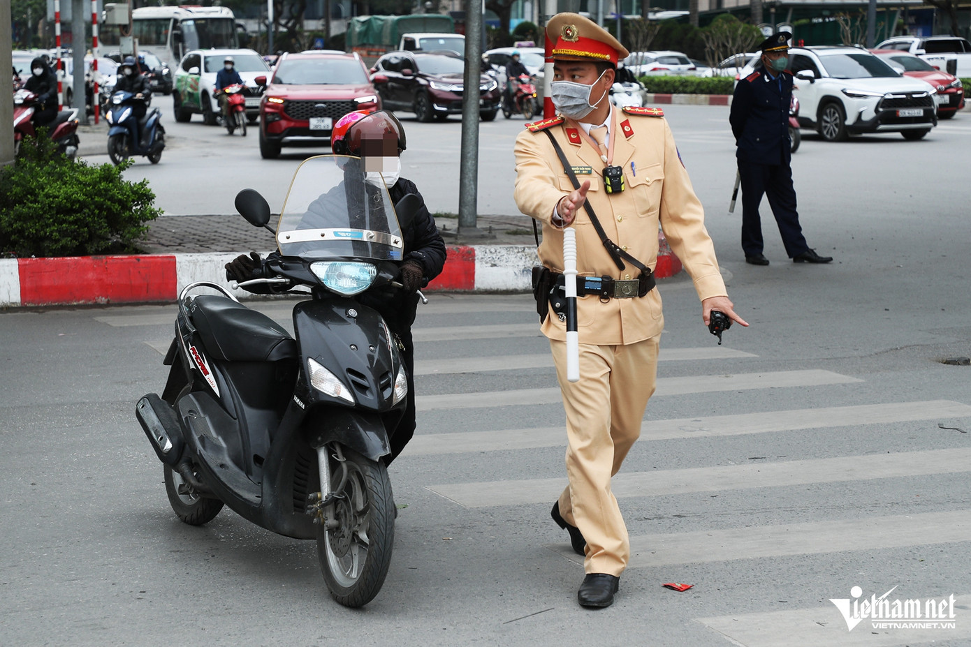 Khi bị CSGT dừng xe kiểm tra, chị Nguyễn Thị H.N. (SN 1985, quê tại Quảng Trị) tỏ ra bất ngờ. Chị cho rằng, chỉ bị phạt khi vượt đèn đỏ. "Bản thân cũng chủ quan, không để ý đến vạch dừng, thêm nữa là tôi đang có việc phải đến bệnh viện nên muốn đi nhanh hơn một chút", chị H.N. cho biết.