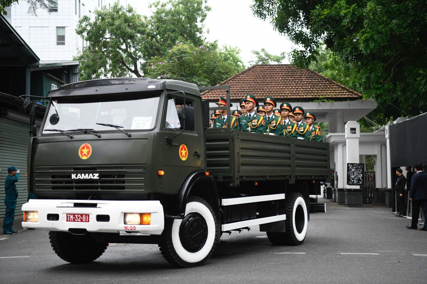 Đưa linh cữu nguyên Chủ tịch nước Trần Đức Lương rời Hà Nội về Quảng Ngãi ảnh 39