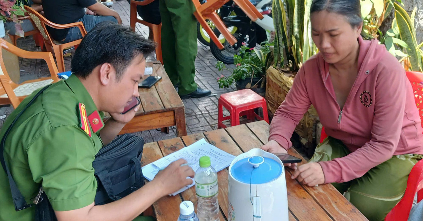 Người thân nạn nhân làm việc với cơ quan công an.