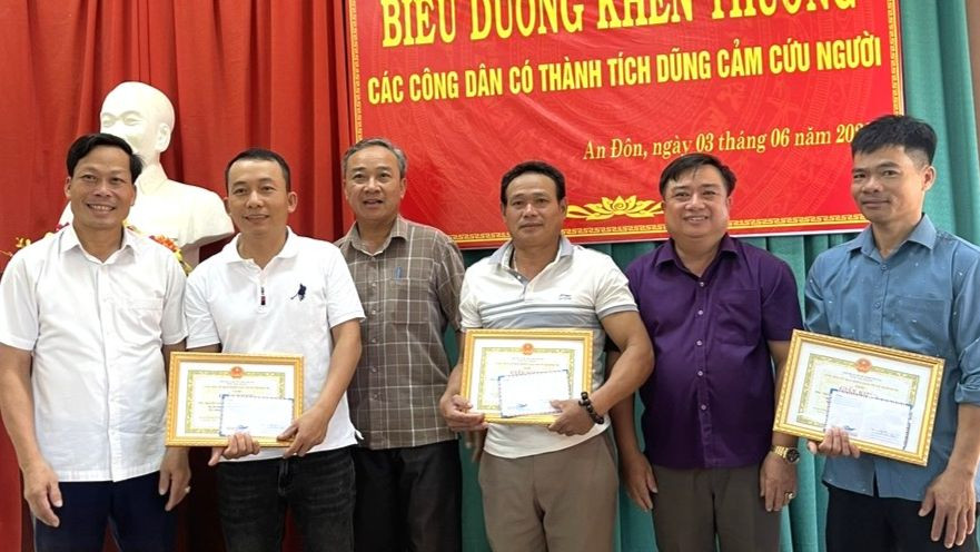 Ba người dân ở phường An Đôn, thị xã Quảng Trị được chính quyền địa phương trao giấy khen về hành động dũng cảm cứu người đuối nước