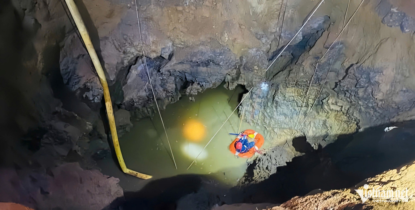 Ngay sau khi phát hiện có người nghi rơi xuống hố, lực lượng chức năng túc trực suốt đêm, vận hành liên tục máy bơm công suất lớn nhằm rút nước khỏi hố, tạo điều kiện tiếp cận khu vực nghi có nạn nhân mắc kẹt. Tuy nhiên, phương án này không mang lại hiệu quả.