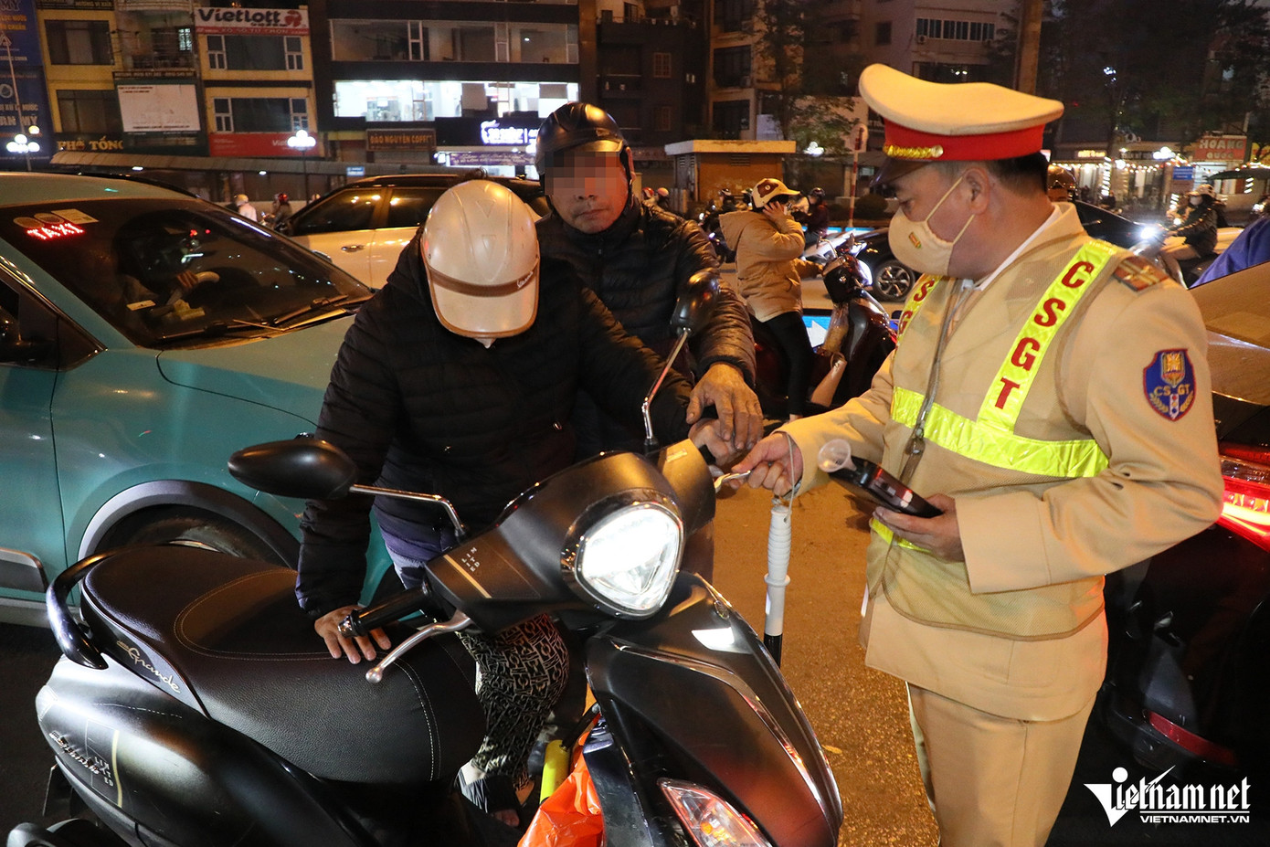 Cũng với tâm lý chủ quan, nam tài xế vi phạm nồng độ cồn ở mức 0,053 mg/L khí thở đã "phớt lờ" lời đề nghị được đèo chồng về của người vợ. Đáng nói, khi thấy CSGT, nam tài xế mới cuống cuồng đổi lái nhưng bất thành. Cũng với tâm lý chủ quan, nam tài xế vi phạm nồng độ cồn ở mức 0,053 mg/L khí thở đã "phớt lờ" lời đề nghị được đèo chồng về của người vợ. Đáng nói, khi thấy CSGT, nam tài xế mới cuống cuồng đổi lái nhưng bất thành.