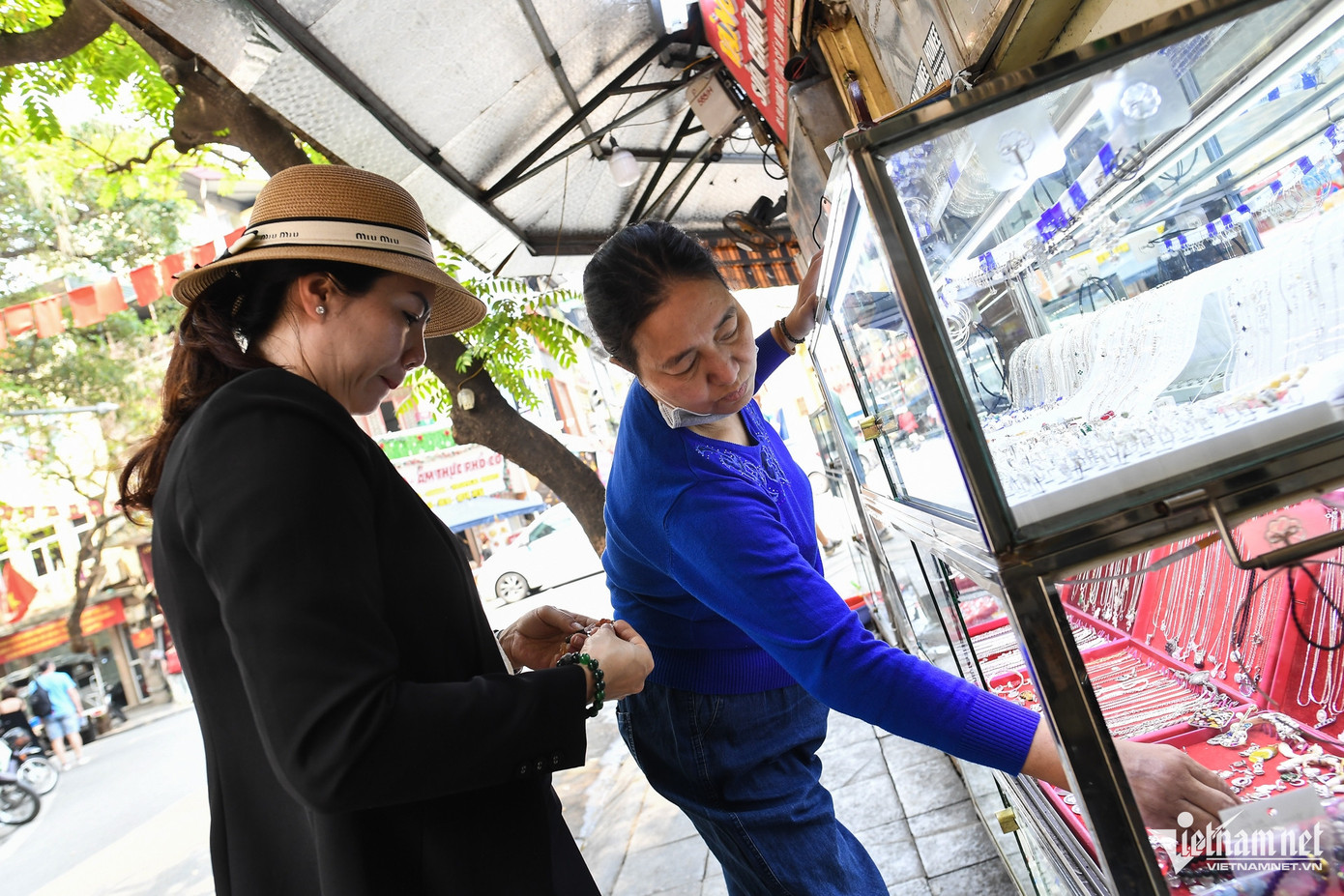 Nghề bạc truyền thống được duy trì tới tận ngày nay. Trên địa bàn phường có tới 109 cửa tiệm vàng bạc, tập trung chủ yếu tại phố Hàng Bạc.