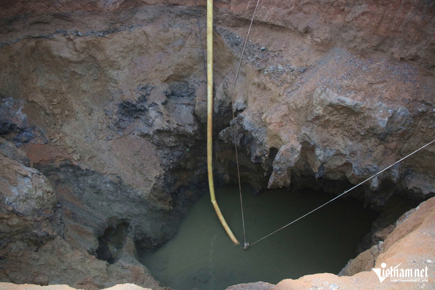 Lượng nước trong hố được hút đi khá nhiều. Tuy nhiên vẫn chưa tìm thấy nạn nhân và xe máy. Lượng nước trong hố được hút đi khá nhiều. Tuy nhiên vẫn chưa tìm thấy nạn nhân và xe máy.