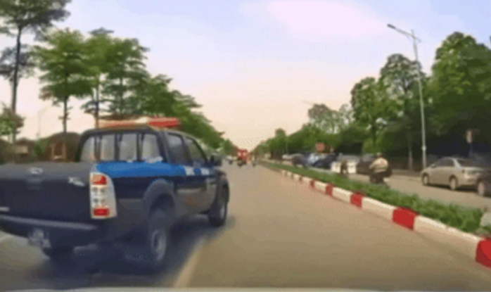 Chiếc xe biển xanh nhiều lần tạt đầu xe khác. Ảnh cắt từ clip Chiếc xe biển xanh nhiều lần tạt đầu xe khác. Ảnh cắt từ clip