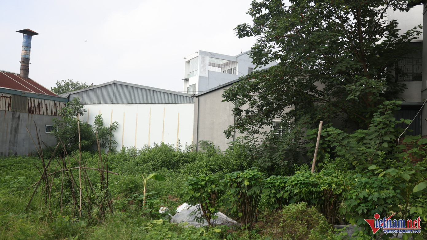 Đằng sau nhà xưởng cũng được bịt kín, người dân tại đây chỉ biết là xưởng sản xuất, không biết sản xuất sản phẩm gì. Ảnh: Đức Hoàng.