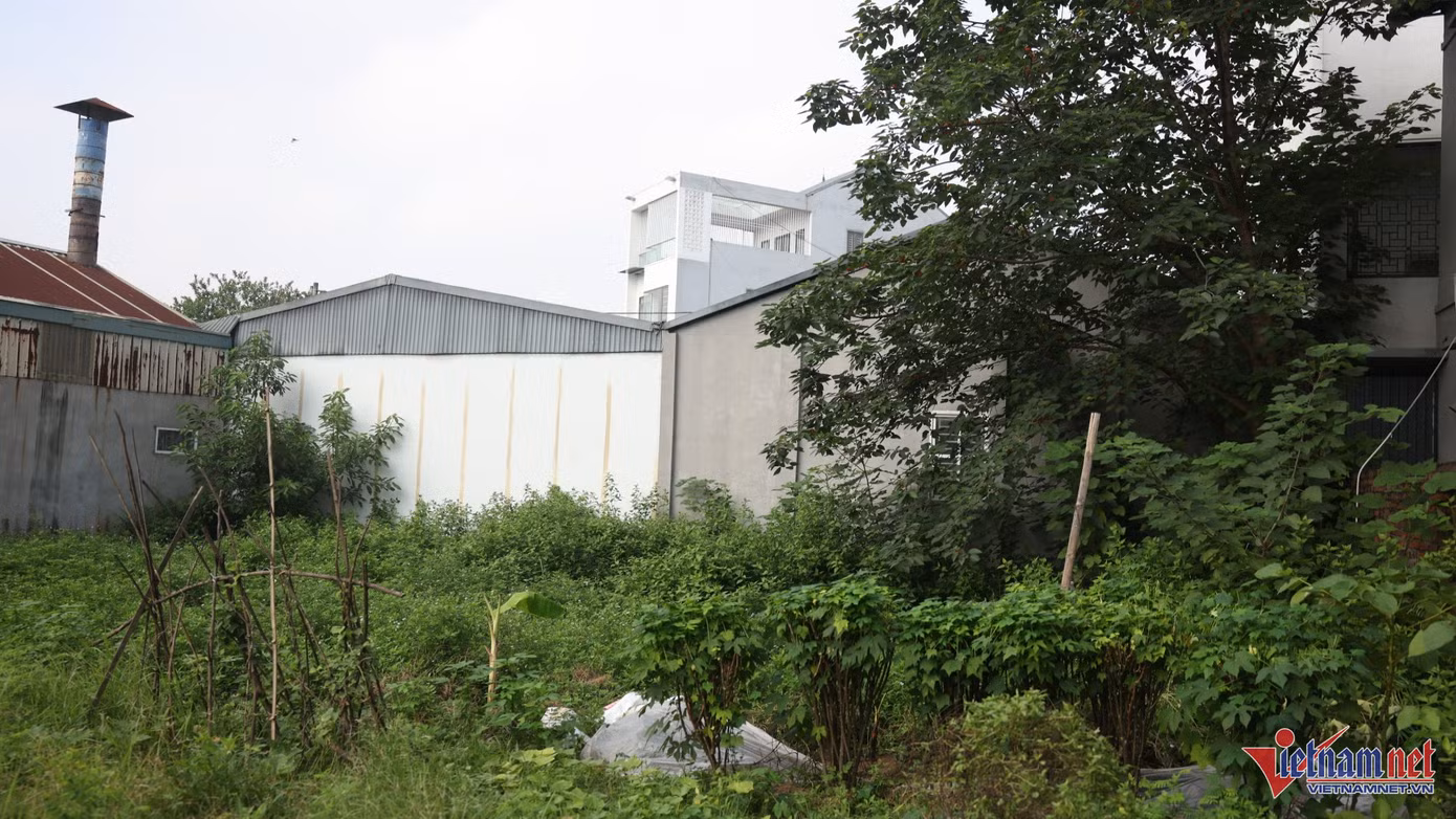 Đằng sau nhà xưởng cũng được bịt kín, người dân tại đây chỉ biết là xưởng sản xuất, không biết sản xuất sản phẩm gì. Ảnh: Đức Hoàng. Đằng sau nhà xưởng cũng được bịt kín, người dân tại đây chỉ biết là xưởng sản xuất, không biết sản xuất sản phẩm gì. Ảnh: Đức Hoàng.