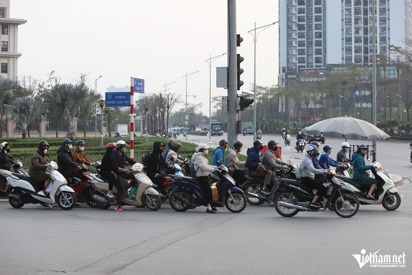 Do số lượng xe máy đi ngược chiều quá đông lại đứng tràn lan khắp ngã tư khiến nút giao Nghiêm Xuân Yêm - Phạm Tu luôn trong tình trạng hỗn loạn.