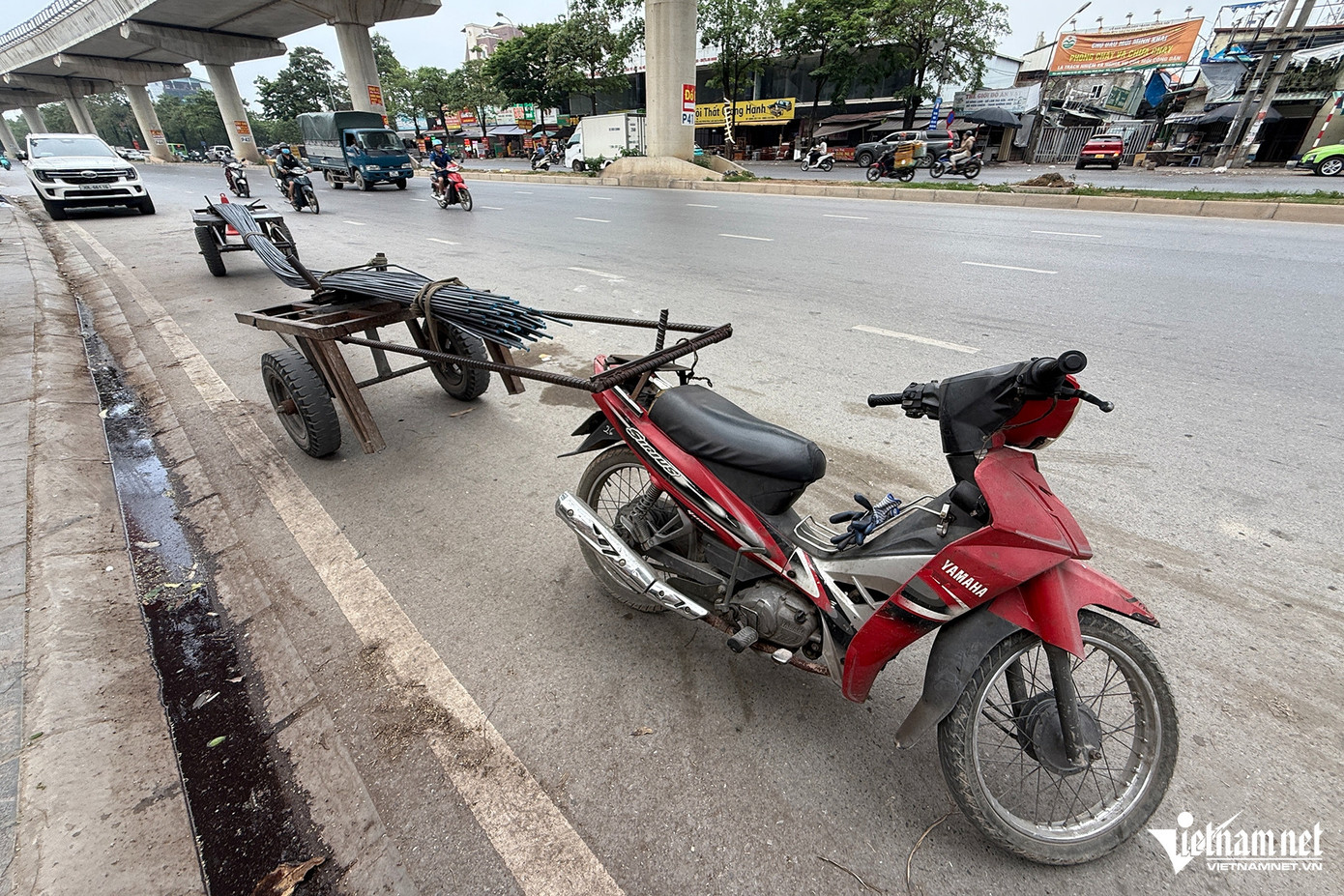 Trình bày với CSGT, ông Lợi - chủ cửa hàng sắt thép cho biết, do địa bàn có nhiều ngõ ngách nhỏ nên các phương tiện như ô tô không thể chở sắt, thép vào công trình. "Để đáp ứng được yêu cầu của khách, chúng tôi buộc phải dùng xe lôi để chuyên chở, nếu không dùng loại phương tiện này tôi chỉ có bỏ nghề", ông Lợi nói. Trình bày với CSGT, ông Lợi - chủ cửa hàng sắt thép cho biết, do địa bàn có nhiều ngõ ngách nhỏ nên các phương tiện như ô tô không thể chở sắt, thép vào công trình. "Để đáp ứng được yêu cầu của khách, chúng tôi buộc phải dùng xe lôi để chuyên chở, nếu không dùng loại phương tiện này tôi chỉ có bỏ nghề", ông Lợi nói.
