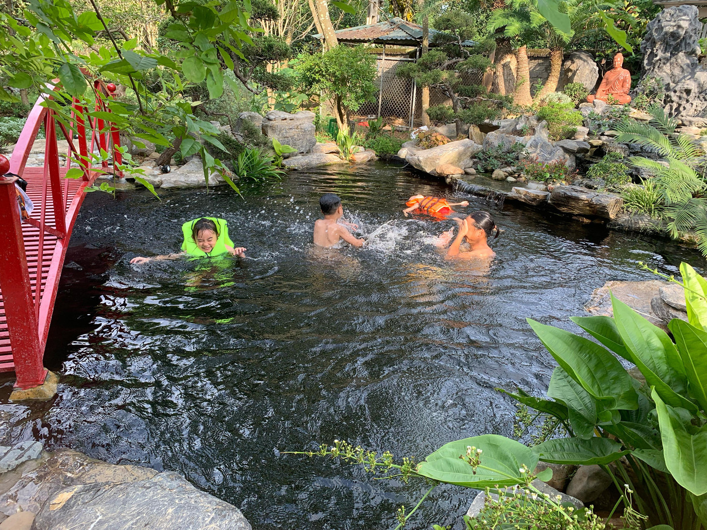 Hồ cá Koi, suối nước là nơi con chị và các bạn nhỏ tới nhà chơi đều yêu thích