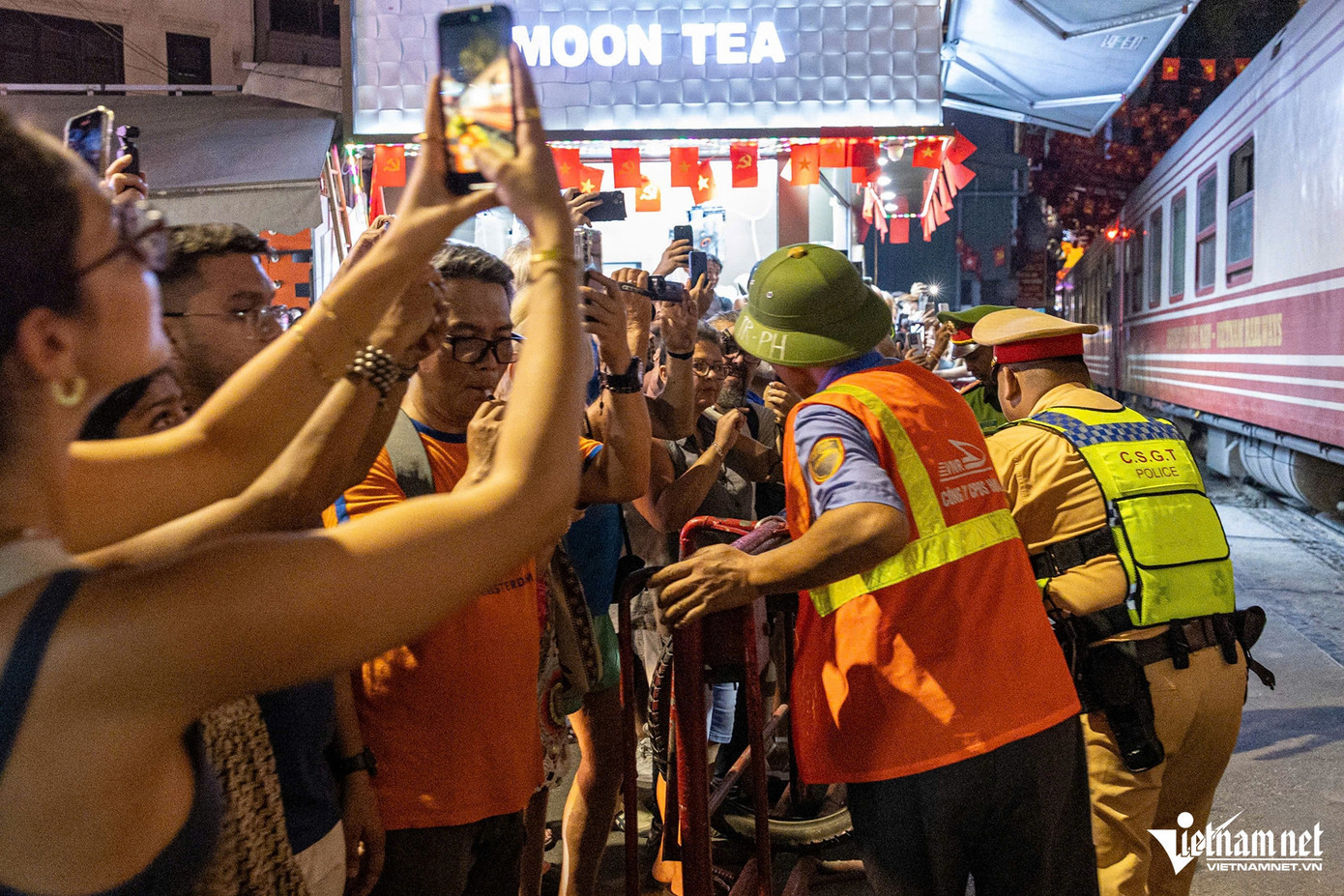 CSGT phải giúp lực lượng nhân viên đường sắt đóng gác chắn.