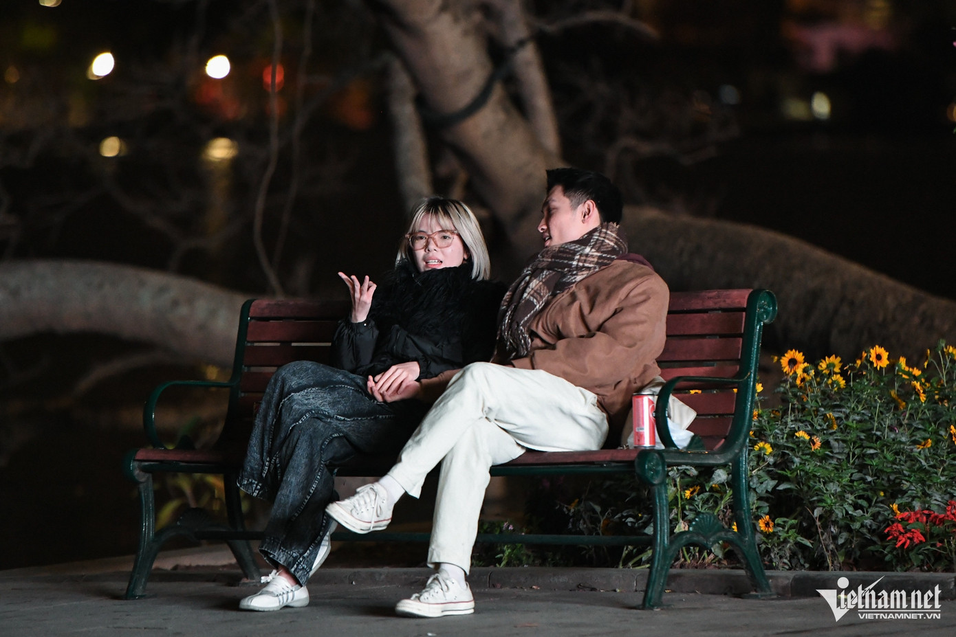 Ở các ghế đá ven hồ, một số cặp đôi cũng ngồi đến tận khuya, trong khi đó lượng khách đổ về trung tâm Thủ đô giảm hẳn so với bình thường. Ở các ghế đá ven hồ, một số cặp đôi cũng ngồi đến tận khuya, trong khi đó lượng khách đổ về trung tâm Thủ đô giảm hẳn so với bình thường.