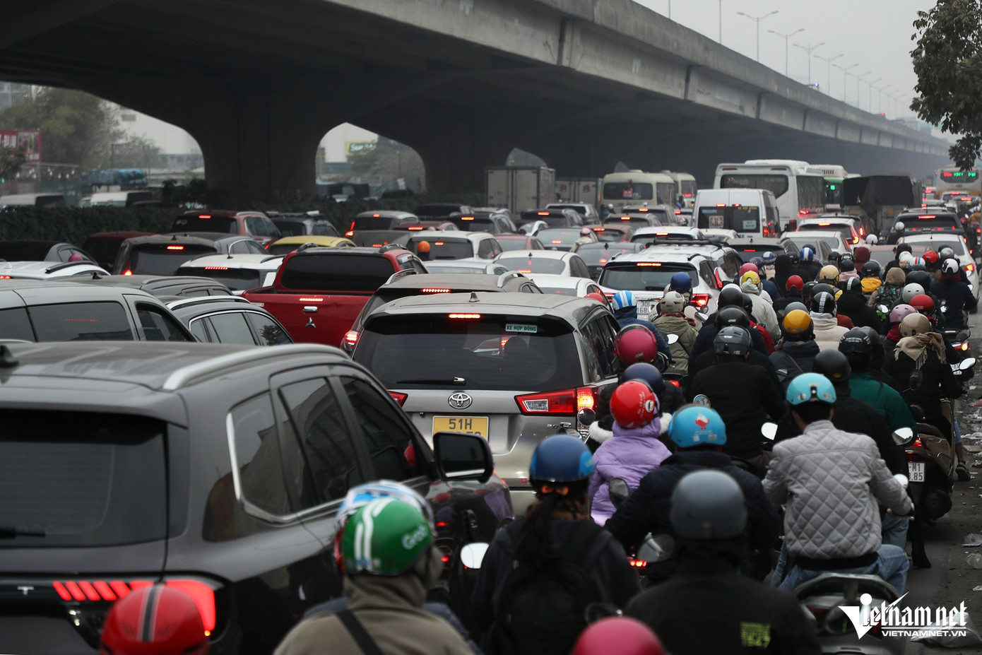 Nhiều người đi xe máy đã phải lấn lên vỉa hè để có đường đi. Họ cho rằng, "cực chẳng đã" mới phải đi lên hè vì phải lên, xuống liên tục rất vất vả. Nhiều người đi xe máy đã phải lấn lên vỉa hè để có đường đi. Họ cho rằng, "cực chẳng đã" mới phải đi lên hè vì phải lên, xuống liên tục rất vất vả.