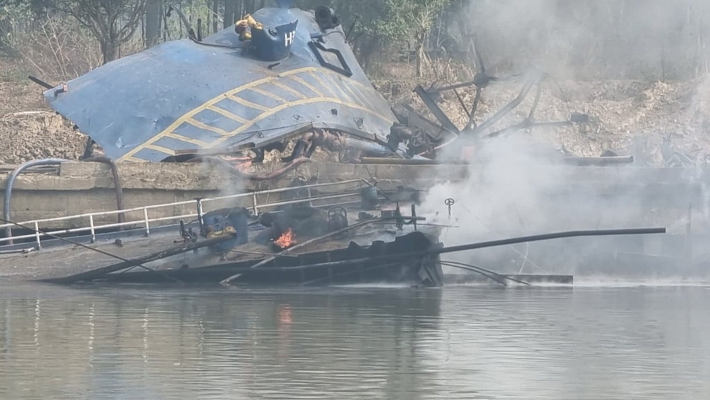 Tàu phát nổ bốc cháy ngùn ngụt. Ảnh. Nam Trần