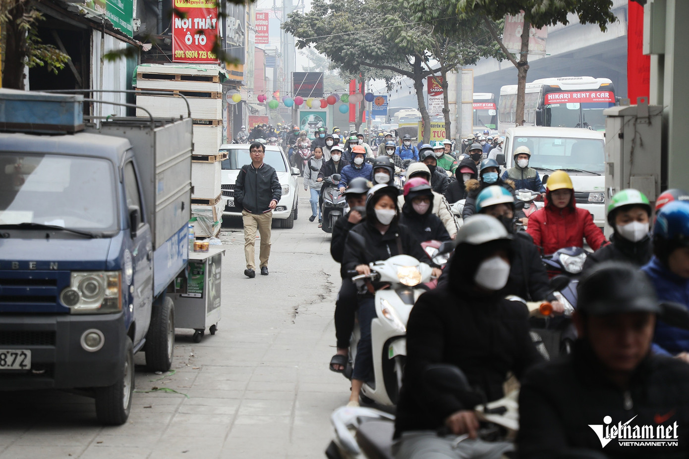 Nhiều người đi xe máy đã phải lấn lên vỉa hè để có đường đi. Họ cho rằng, "cực chẳng đã" mới phải đi lên hè vì phải lên, xuống liên tục rất vất vả. Nhiều người đi xe máy đã phải lấn lên vỉa hè để có đường đi. Họ cho rằng, "cực chẳng đã" mới phải đi lên hè vì phải lên, xuống liên tục rất vất vả.