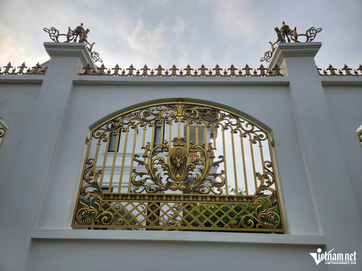 Ngôi nhà được thiết kế theo kiểu biệt thự nhà vườn có sân rộng.