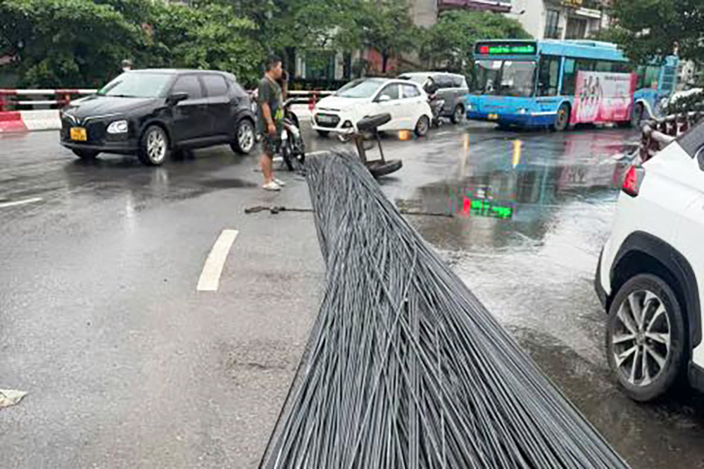 Hiện trường vụ ô tô làm rơi bó sắt xuống đường. Ảnh: CACC Hiện trường vụ ô tô làm rơi bó sắt xuống đường. Ảnh: CACC