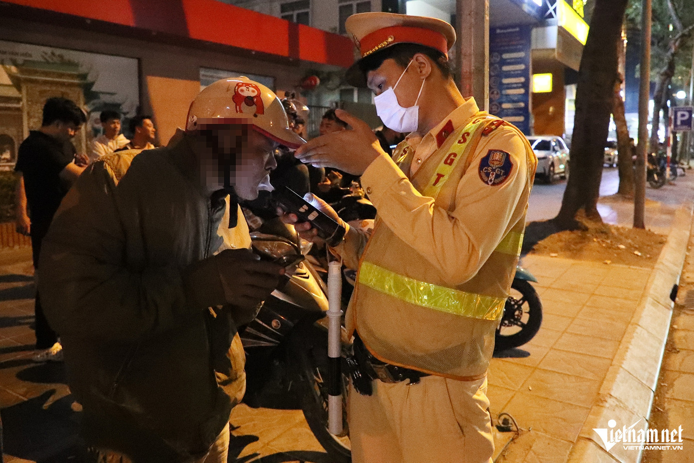 Nam tài xế vi phạm nồng độ cồn gấp 3 lần "kịch khung". Ảnh: Đình Hiếu