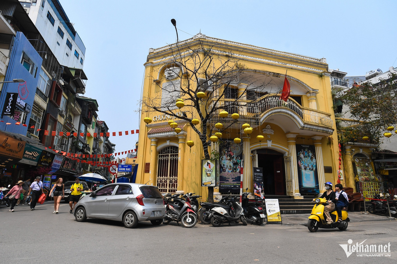 Nhà hát Cải lương, Rạp Múa rối nước Thăng Long, Trung tâm dịch vụ thương mại Hồ Gươm... đều nằm ở đây giúp thu hút đông đảo khách du lịch mỗi ngày.