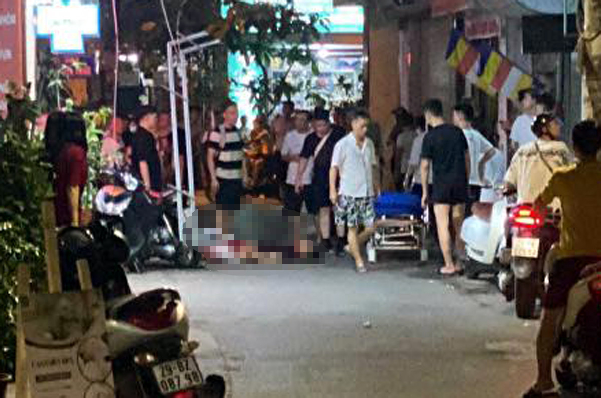 Vị trí nam thanh niên rơi xuống đất. Ảnh: Ngọc Tuấn