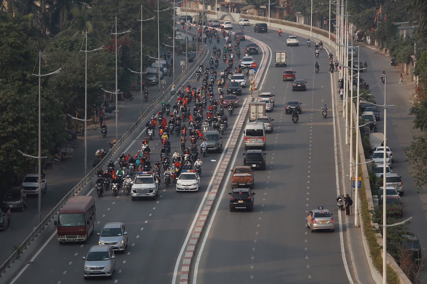 Hàng dài xe theo sau đoàn ô tô của đoàn tuyển Việt Nam