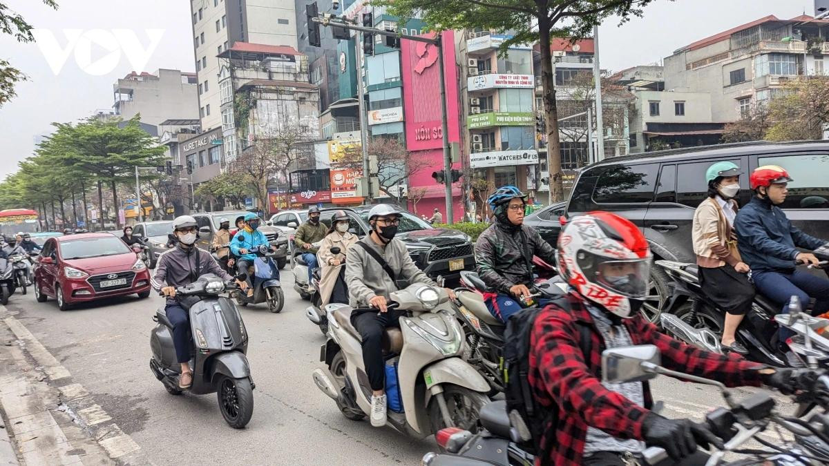 Trái ngược với tình trạng tắc đường ở Nguyễn Trãi, Trường Chinh, Giải Phóng, tuyến đường Kim Mã, Nguyễn Thái Học, giao thông sáng nay ở đây chỉ ùn ứ nhẹ, không xảy ra tình trạng tắc nghẽn giao thông như mọi khi