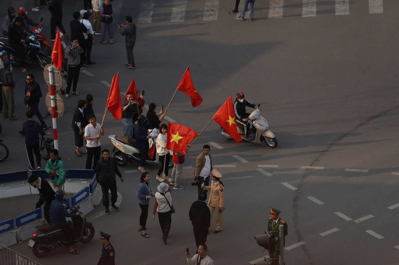 Tuyển Việt Nam ca khúc khải hoàn, người hâm mộ hân hoan chào đón ảnh 33