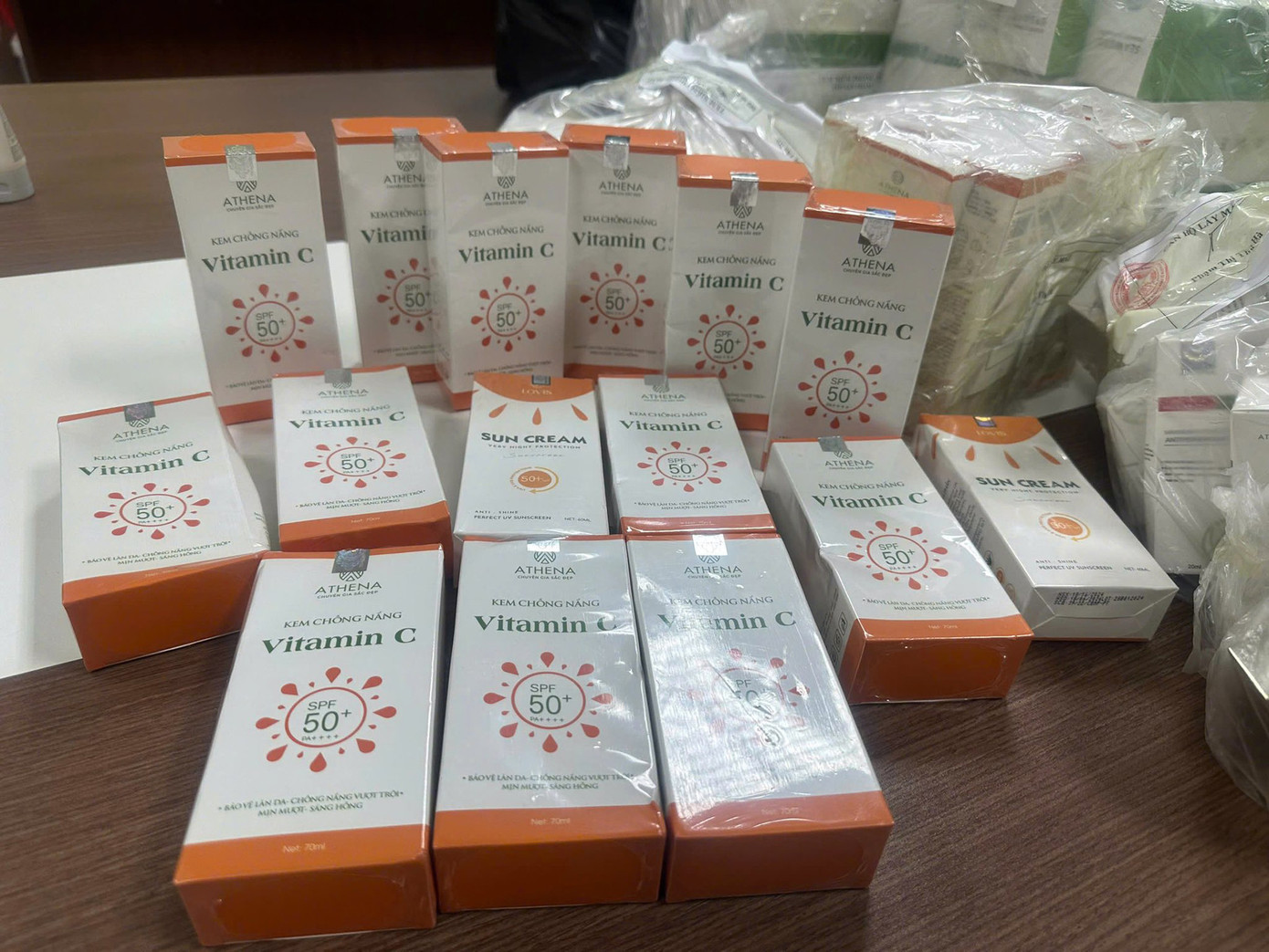 Theo cơ quan công an, mặc dù không phân tích được tỷ lệ, thành phần sản phẩm kem chống nắng trên, nhưng Thiết vẫn cho đặt in trên bao bì sản phẩm kem chống nắng thể hiện chỉ tiêu SPF 50+, chống được 98% tia UVB.