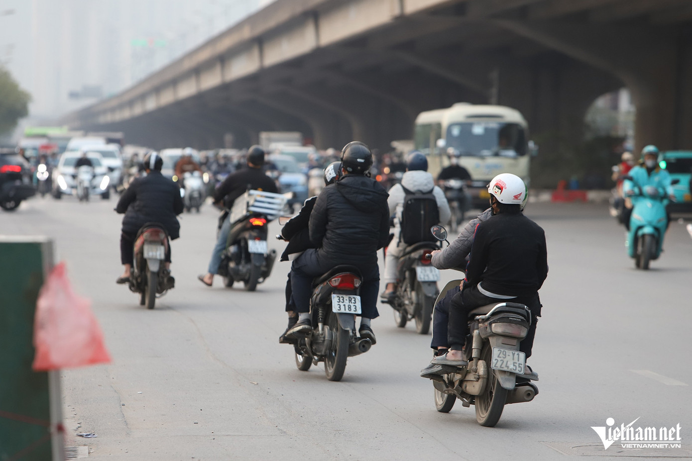 Theo Nghị định 168, hành vi điều khiển xe máy đi ngược chiều sẽ bị xử phạt 4 - 6 triệu đồng, trừ 2 điểm giấy phép lái xe. Trước đó, thông tin về tình hình xử lý vi phạm giao thông sau 3 tháng áp dụng Nghị định 168, đại diện Cục CSGT (Bộ Công an) cho biết, dù lượng vi phạm bị xử lý giảm 1/3 và tai nạn giảm sâu cả 3 tiêu chí nhưng xuất hiện tình trạng "nhờn luật". "Thời gian gần đây xuất hiện tình trạng nhờn luật, một bộ phận người tham gia giao thông có dấu hiệu không chấp hành quy định của pháp luật về trật tự an toàn giao thông, mặc dù biết các chế tài xử phạt đã tăng nặng theo Nghị định 168", đại diện Cục CSGT nhận định. Để chấn chỉnh tình trạng trên và hình thành thói quen tự giác chấp hành pháp luật về trật tự an toàn giao thông, lực lượng CSGT sẽ tăng cường tuần tra, kiểm soát và xử lý nghiêm 6 nhóm hành vi là nguyên nhân chính gây tai nạn giao thông. Đồng thời, việc xử lý vi phạm theo phương châm “không có vùng cấm, không có ngoại lệ” từ đó tạo lập và hình thành văn hóa tham gia giao thông “văn minh”, “hiện đại” và “an toàn”.