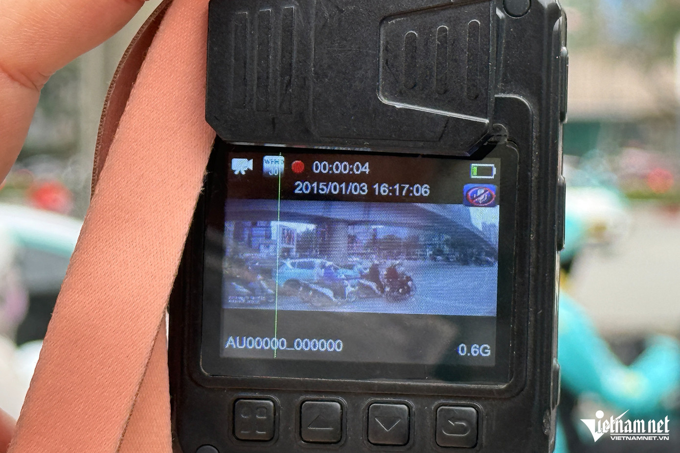 Tổ CSGT cũng bố trí một cán bộ, chiến sỹ dùng camera nghiệp vụ để ghi lại hình ảnh vi phạm nhằm xử lý tại chỗ và gửi thông báo phạt nguội nếu không dừng được phương tiện.