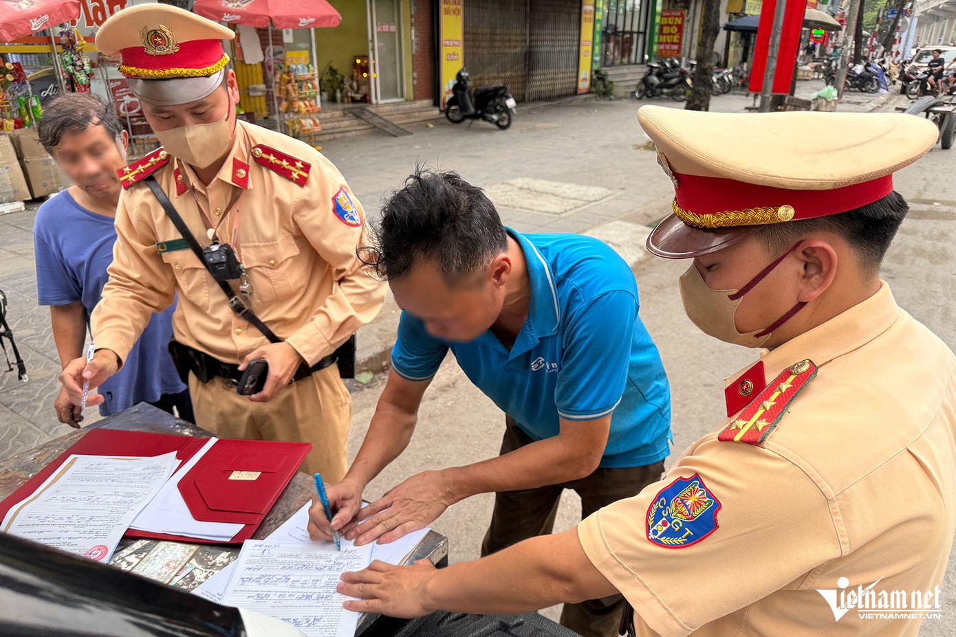 Tổ CSGT đã lập biên bản xử phạt với tài xế Trần Hữu H., với lỗi này tài xế bị phạt 700 nghìn đồng và bị giữ xe trong 7 ngày. Đồng thời, cảnh sát cũng buộc tài xế và chủ phương tiện tháo gỡ hàng hóa, xe tự chế. Tổ CSGT đã lập biên bản xử phạt với tài xế Trần Hữu H., với lỗi này tài xế bị phạt 700 nghìn đồng và bị giữ xe trong 7 ngày. Đồng thời, cảnh sát cũng buộc tài xế và chủ phương tiện tháo gỡ hàng hóa, xe tự chế.