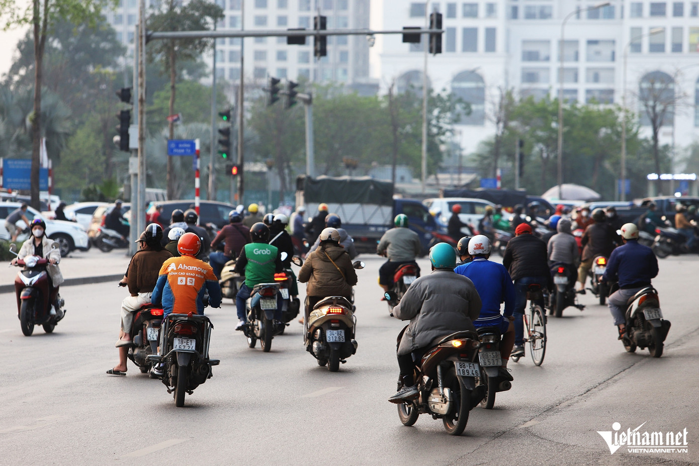 Ghi nhận vào chiều 2/4, mỗi nhịp đèn xanh đỏ trôi qua có hàng chục xe máy đi ngược chiều tại đây. Họ đi thành đoàn "chiếm" một làn đường, gây cản trở giao thông, tiềm ẩn nguy cơ xảy ra tai nạn.