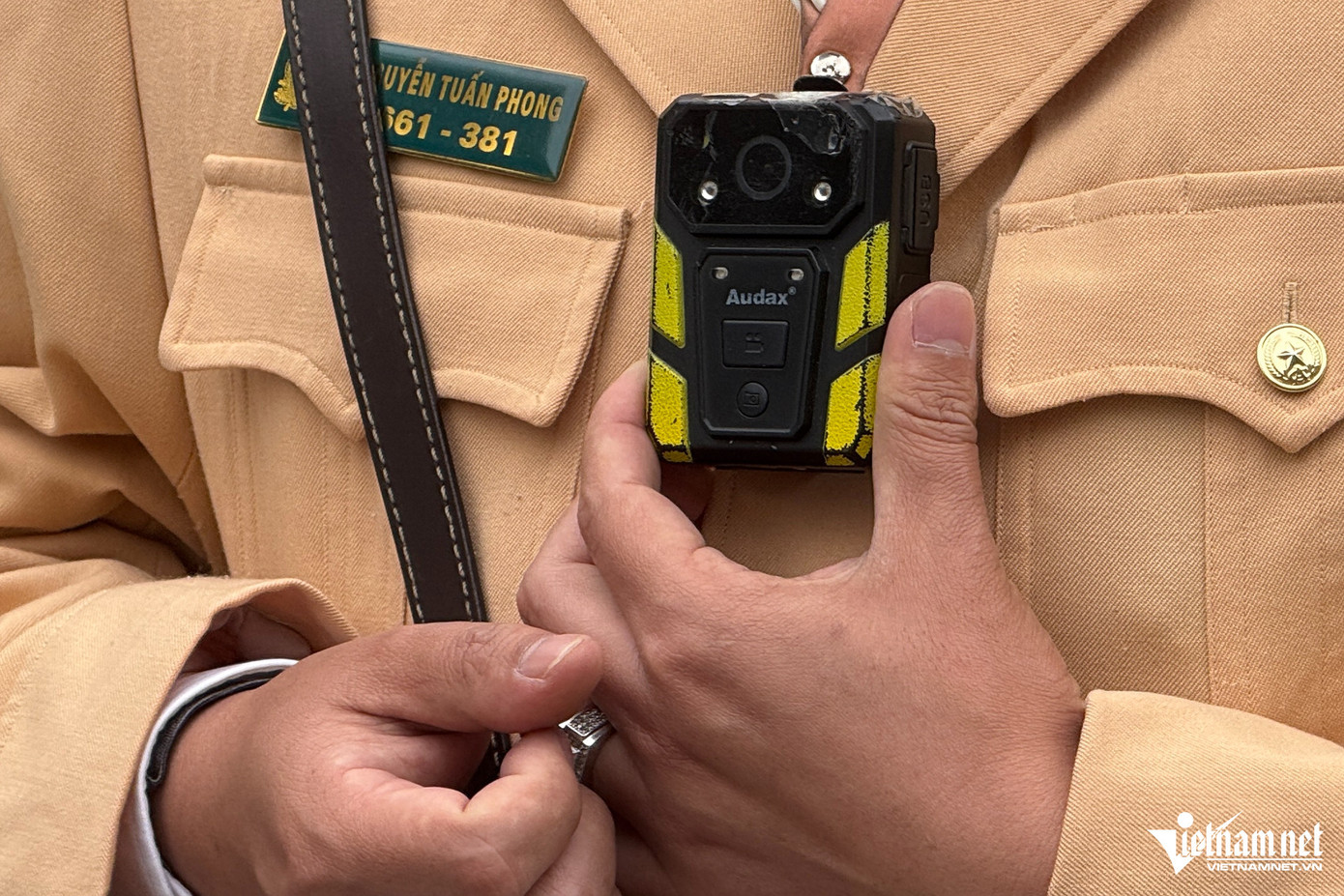 Tổ CSGT cũng bố trí một cán bộ, chiến sỹ dùng camera nghiệp vụ để ghi lại hình ảnh vi phạm nhằm xử lý tại chỗ và gửi thông báo phạt nguội nếu không dừng được phương tiện.