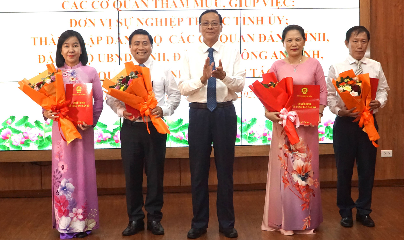 Ông Nguyễn Đức Thanh - Phó Bí thư Tỉnh ủy trao các quyết định và tặng hoa chúc mừng lãnh đạo Ban Tuyên giáo và Dân vận Tỉnh ủy. Ông Nguyễn Đức Thanh - Phó Bí thư Tỉnh ủy trao các quyết định và tặng hoa chúc mừng lãnh đạo Ban Tuyên giáo và Dân vận Tỉnh ủy.