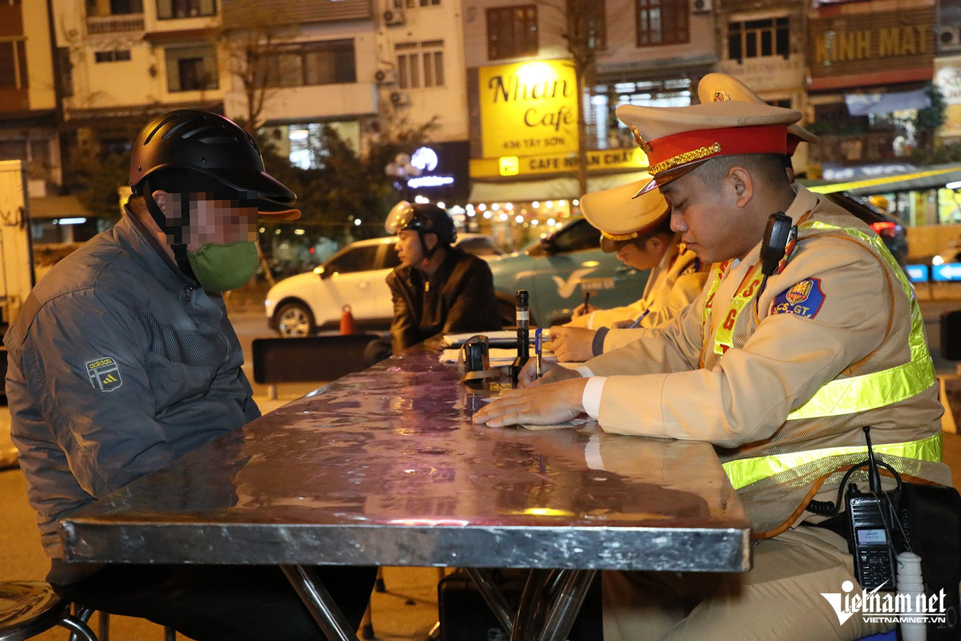 Trung tá Đặng Hồng Giang, Đội trưởng Đội CSGT đường bộ số 3 cho biết, đơn vị đã triển khai kế hoạch kiểm soát chặt nồng độ cồn trong dịp cuối năm nhằm bảo đảm trật tự an toàn giao thông, giảm thiểu nguy cơ tai nạn do rượu bia. Trung tá Đặng Hồng Giang, Đội trưởng Đội CSGT đường bộ số 3 cho biết, đơn vị đã triển khai kế hoạch kiểm soát chặt nồng độ cồn trong dịp cuối năm nhằm bảo đảm trật tự an toàn giao thông, giảm thiểu nguy cơ tai nạn do rượu bia.