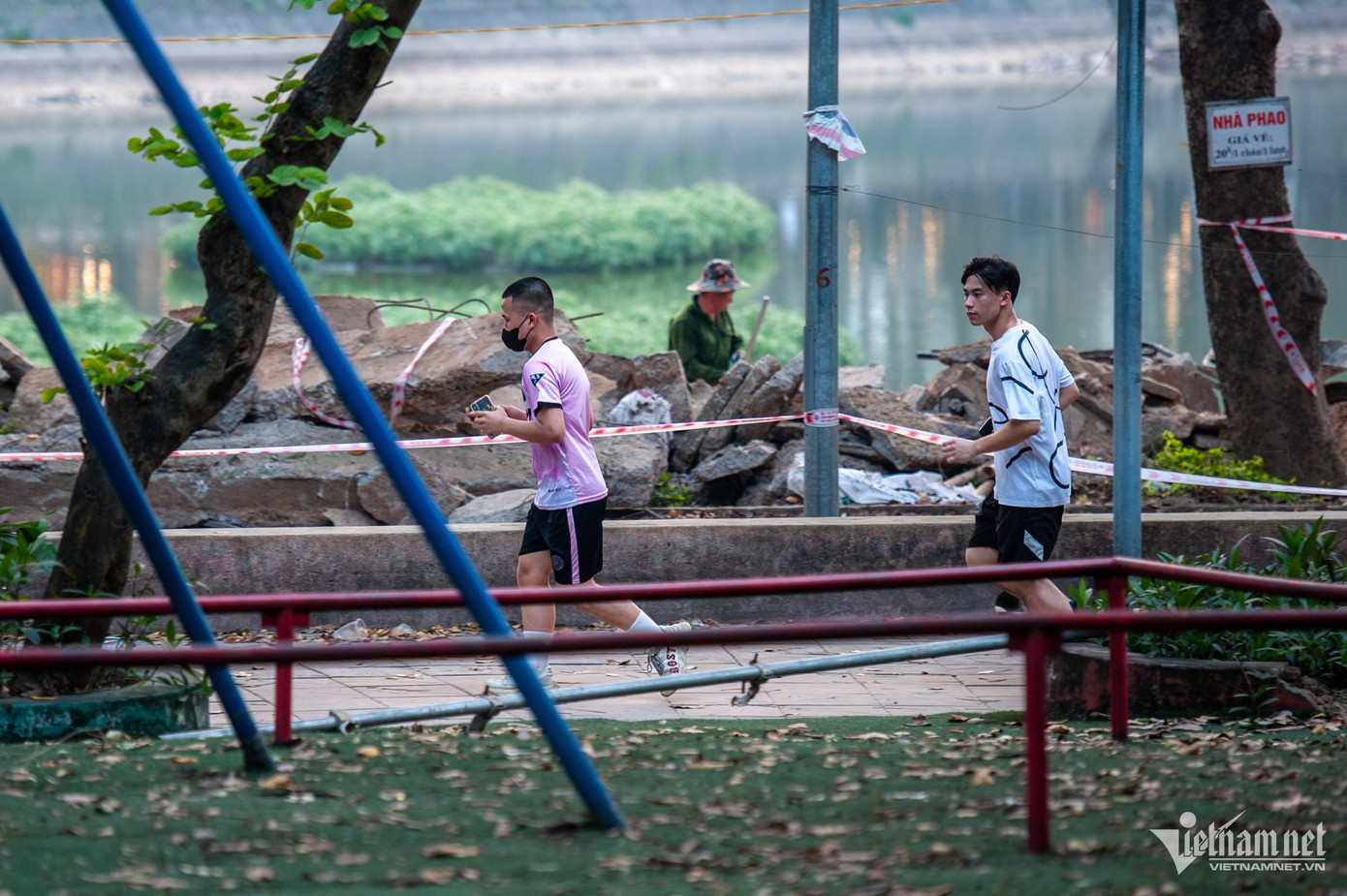 Rộng 4,2ha, Nghĩa Đô là một trong những công viên lớn của Hà Nội, sau nhiều năm sử dụng các hạng mục hạ tầng kỹ thuật đã xuống cấp. Thời điểm này máy móc hạng nặng và vật liệu nằm ngổn ngang khắp bên trong. Rộng 4,2ha, Nghĩa Đô là một trong những công viên lớn của Hà Nội, sau nhiều năm sử dụng các hạng mục hạ tầng kỹ thuật đã xuống cấp. Thời điểm này máy móc hạng nặng và vật liệu nằm ngổn ngang khắp bên trong.