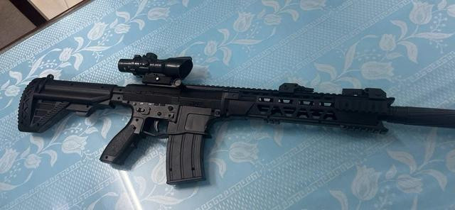 Nhóm thanh niên và khẩu súng đạn nhựa