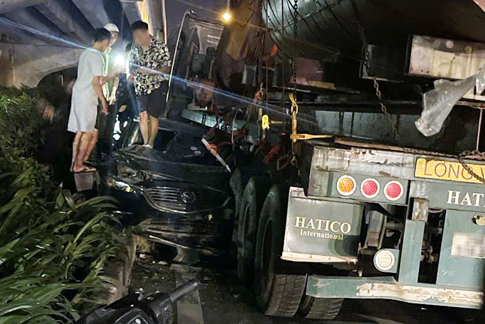 Hiện trường vụ tai nạn giao thông trên đường Phạm Hùng. Ảnh: H. Thủy