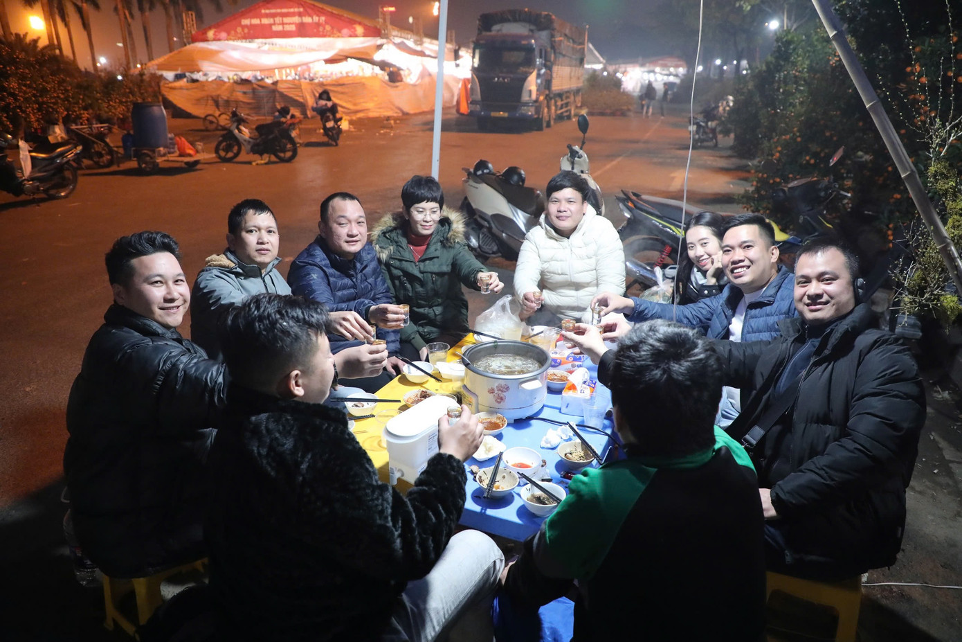 Nửa đêm, khi mọi công việc đã hoàn thành, những người buôn bán tại chợ hoa quận Nam Từ Liêm cùng nhau cụng chén để gắn kết tình cảm, xua tan cái lạnh mùa đông.