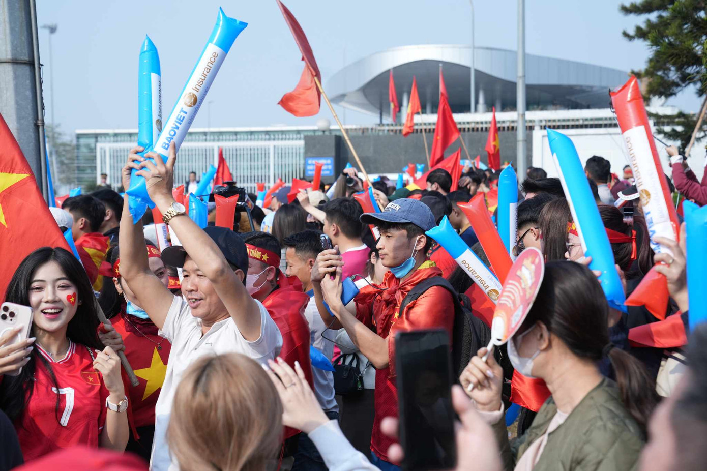 Tuyển Việt Nam ca khúc khải hoàn, người hâm mộ hân hoan chào đón ảnh 6