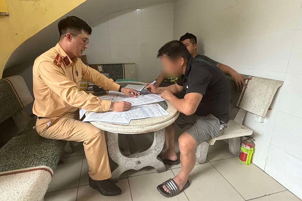 Cảnh sát lập biên bản xử phạt tài xế. Ảnh: CACC Cảnh sát lập biên bản xử phạt tài xế. Ảnh: CACC