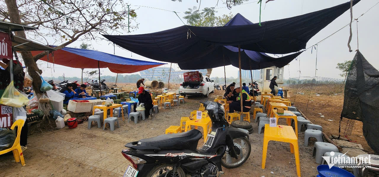 Để phục vụ khách những giờ cao điểm, chị Ngân phải thuê 8 nhân viên làm theo ca. Để phục vụ khách những giờ cao điểm, chị Ngân phải thuê 8 nhân viên làm theo ca.