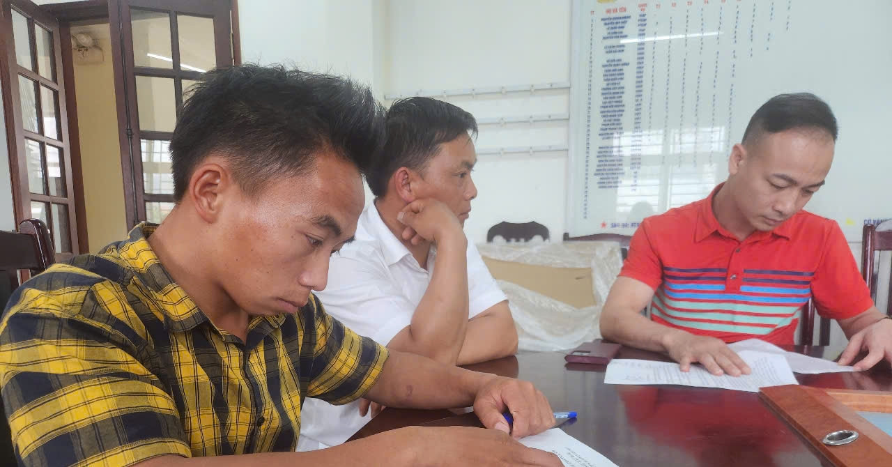 Anh Xuân Trường (áo đỏ ảnh trái) cùng nạn nhân trình báo cơ quan công an.