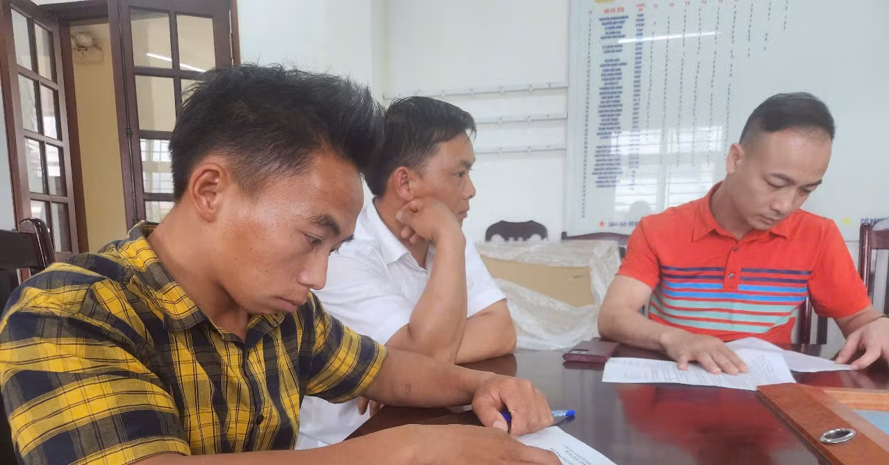 Anh Xuân Trường (áo đỏ ảnh trái) cùng nạn nhân trình báo cơ quan công an. Anh Xuân Trường (áo đỏ ảnh trái) cùng nạn nhân trình báo cơ quan công an.