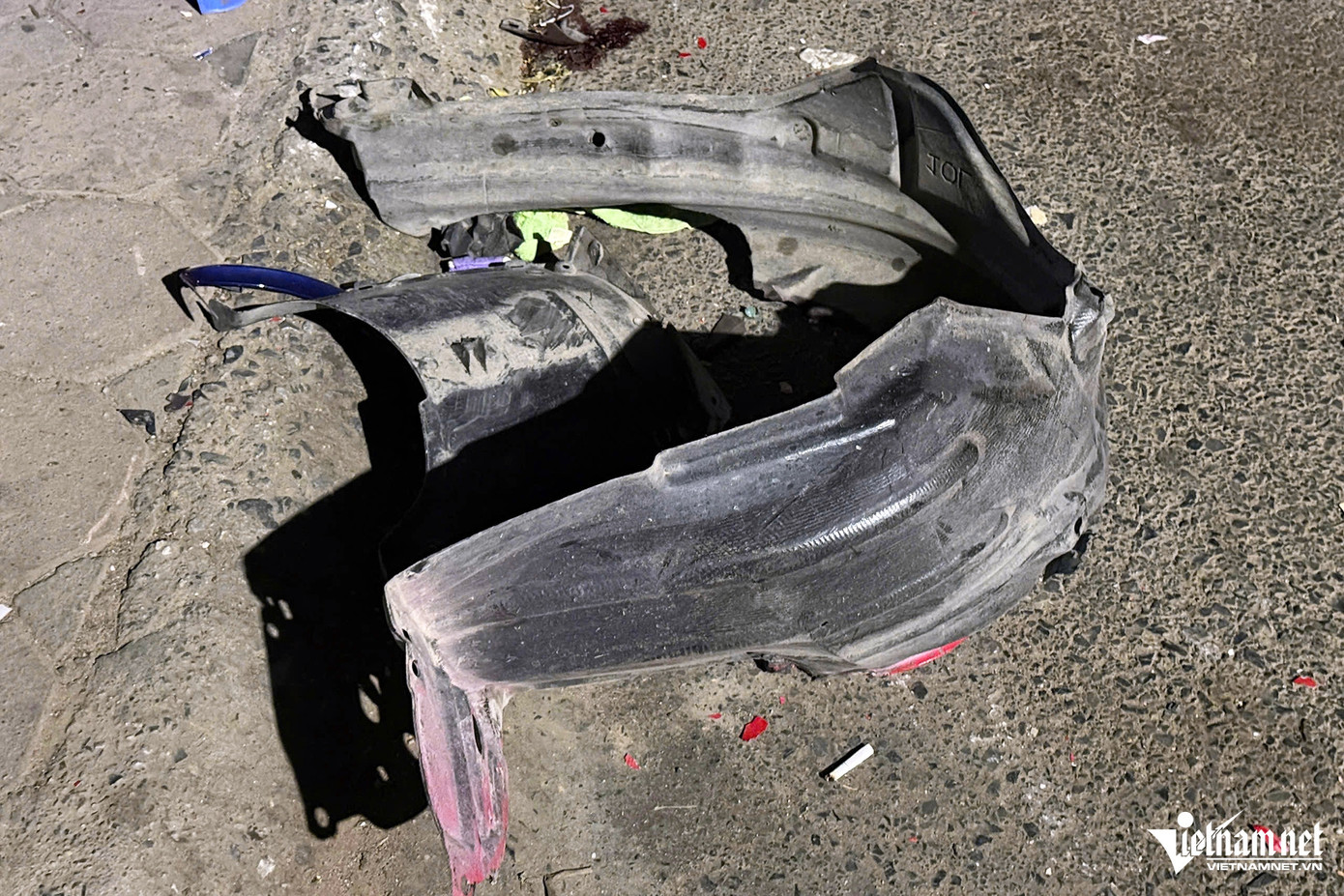 Sau khi vụ tai nạn xảy ra, Tổ CSGT địa bàn Thanh Trì, Đội CSGT đường bộ số 14 (Phòng CSGT Công an Hà Nội) đã phối hợp với các lực lượng chức năng để phân luồng giao thông, giải quyết vụ tai nạn. Sau khi vụ tai nạn xảy ra, Tổ CSGT địa bàn Thanh Trì, Đội CSGT đường bộ số 14 (Phòng CSGT Công an Hà Nội) đã phối hợp với các lực lượng chức năng để phân luồng giao thông, giải quyết vụ tai nạn.