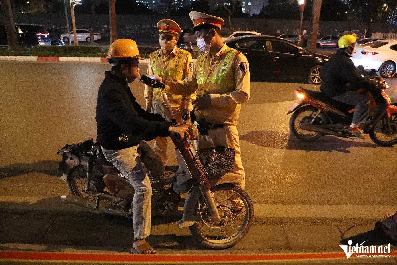 Tài xế Bùi V.H. bị phát hiện vi phạm nồng độ cồn ở mức 0,461 mg/L khí thở. Ảnh: Đình Hiếu